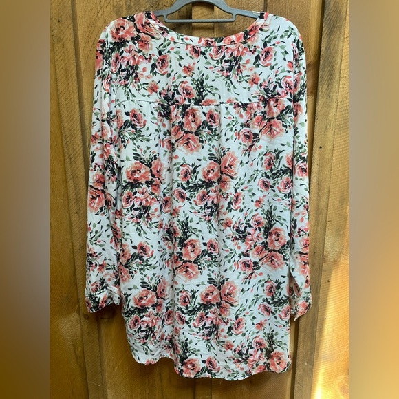 Torrid Floral Blouse Plus Size 3X White Pink Rose Print Long Sleeve V-Neck - Picture 4 of 9